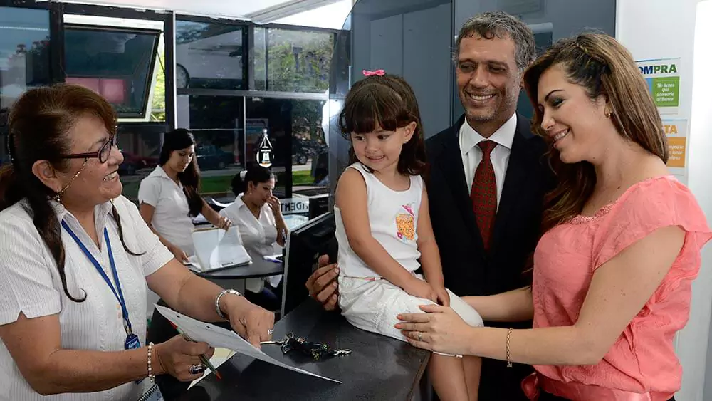 Familia en la recepción de la Clínica